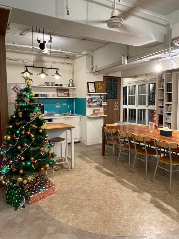 安蘭居報報｜中英文 ✨ 安蘭居旅店，享受旅行中的小確幸 ✨ 來到這裡，不只是住一晚，而是把旅程過得更豐富！ 🎲 公共空間提供各式 免費桌遊，揪旅伴一起玩到笑不停…