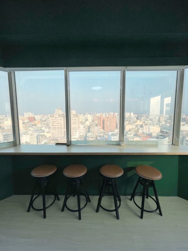 ｜安蘭居報報｜ ｜住進一幅畫的房間・安蘭居大師畫室｜ 在這裡，你可以靜靜望著嘉義的夜景發呆 🌃 180° 景觀窗延伸出一整片城市燈火， 天氣好時，連阿里山都在遠…