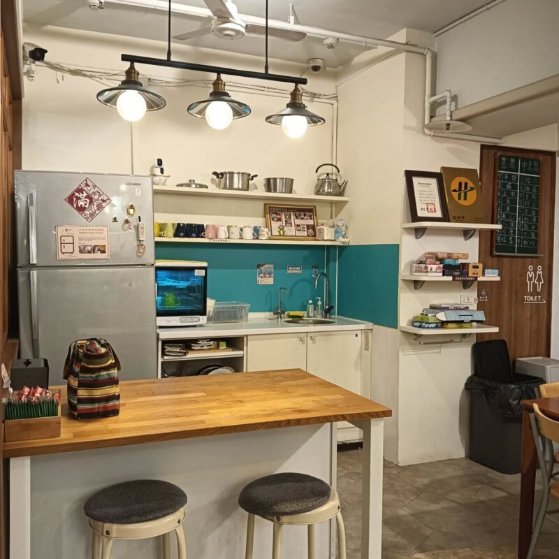 入住青旅#安蘭居 既然卡關 就順勢住一下 在蘭井街上 靠近火車站的大樓裡 平日的背包房 很容易就獨佔 早上還可以散步美術館 在應該十倍速的生活節奏中 悠悠哉哉…
