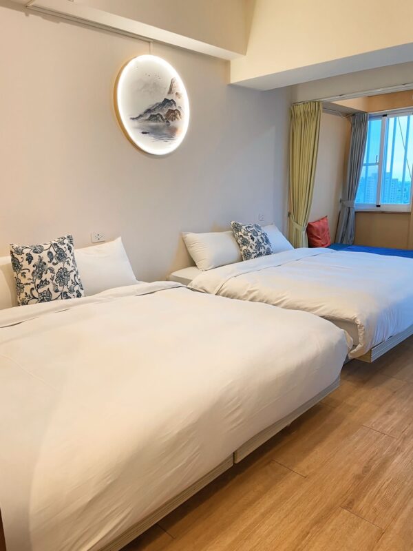｜安蘭居報報｜ 🌿 安蘭居旅店 An Lan Jie Hotel｜老醫館之夢 4人房 🏠 文化與設計交織的無障礙空間 🌟 你是否正在尋找一個結合歷史氛圍、現代設…